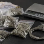 Cannabis și cătușe, simbol pentru procesul de trafic cannabis din Sibiu