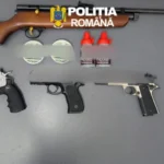 Cinci suspecte arme neletale confiscate de polițiștii români, așezate pe o masă