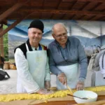 Vedere panoramică asupra tarabelor cu brânză și țuică la festival