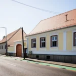 Noua grădiniță din Sibiu de pe strada Podului, înainte de deschidere, cu fațada aproape finalizată