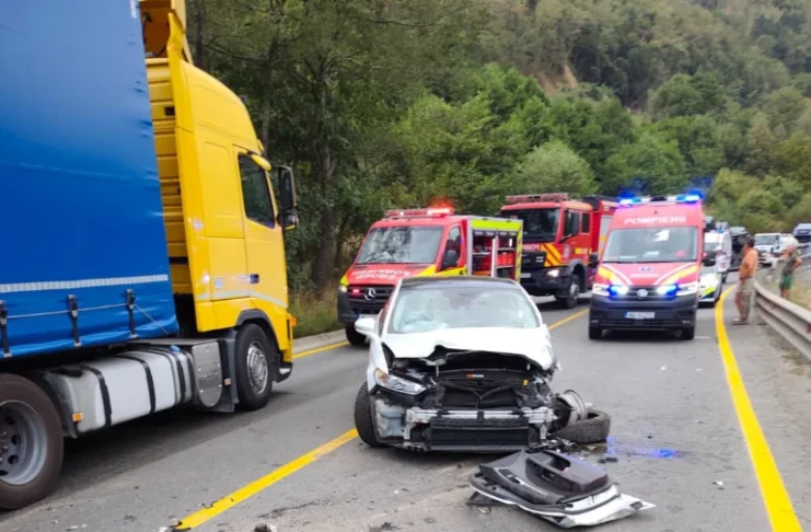 Accident pe DN 7, la ieșirea din Boița: Un bărbat a ajuns la spital!