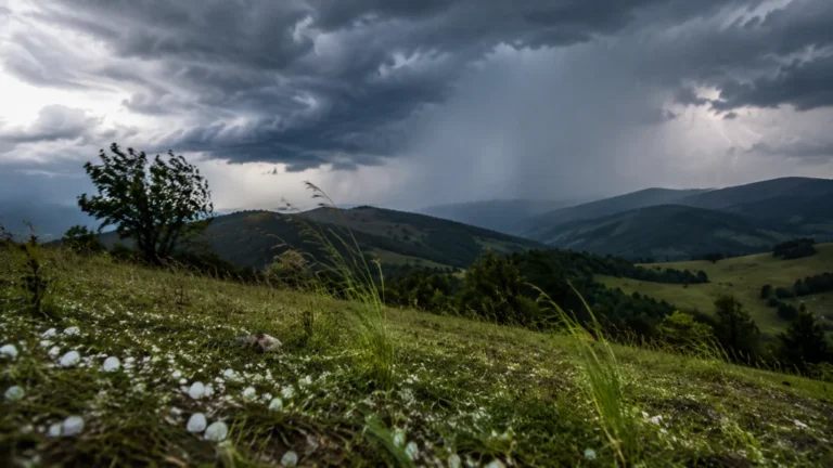 Cod galben de furtuni în județul Sibiu. Averse torențiale, vijelii și grindină, miercuri și joi