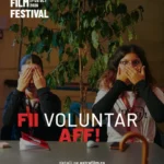 Voluntari Astra Film Festival zâmbind și lucrând împreună la un eveniment cultural