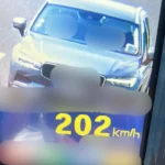 Mașină radar în acțiune pe autostradă pentru a verifica și amenda viteza excesivă a șoferilor