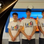 Echipa DATAOUT pe podiumul competiției europene de statistică, cu certificatul de performanță în mână.