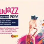 Vedere panoramică a atmosferei de festival jazz în centrul Sibiu