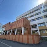 Pacient mulțumit cu echipa medicală din secția ORL a Spitalului Județean Sibiu, ilustrând recunoștința pentru îngrijirea primită.