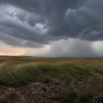 Furtună puternică cu nori întunecați deasupra unui peisaj din județul Sibiu, semn al vremii extreme.
