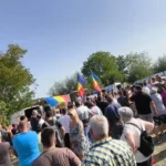 Mulțime de oameni în Piața Volantă Cisnădie așteptând să-l întâlnească pe Călin Georgescu.