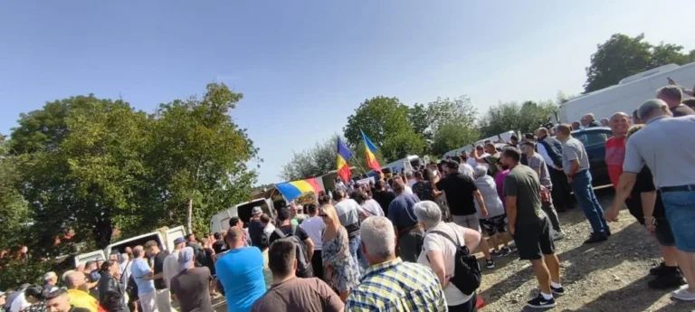Zeci de persoane s-au adunat în Piața Volantă din Cisnădie să-l vadă pe Călin Gerogescu și să cumpere alimentele aduse de către producători!