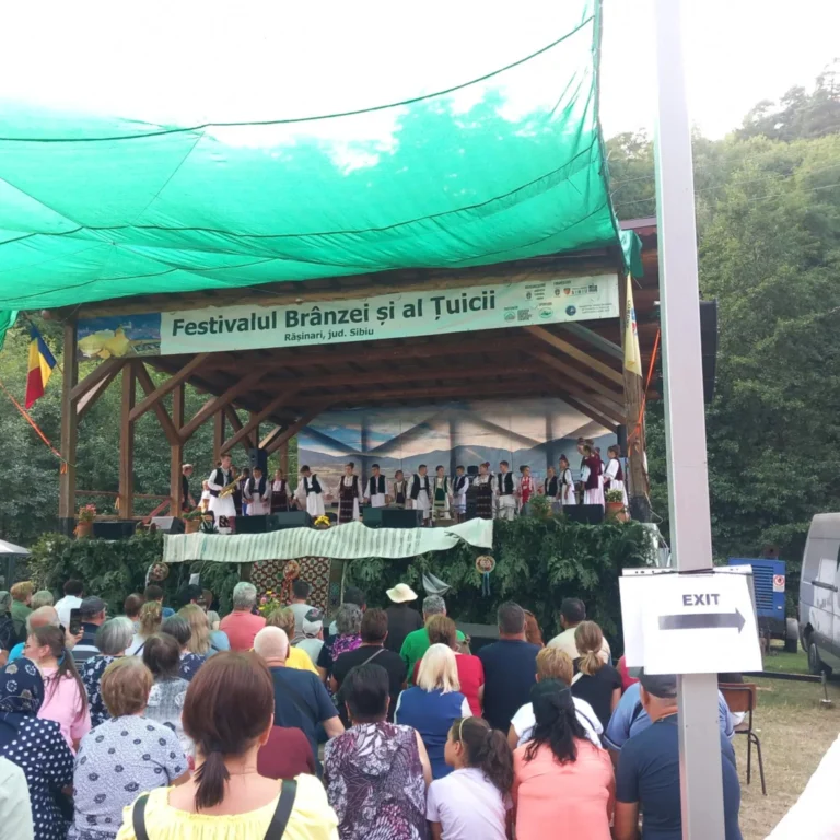 Valea Ștezii, plină de oameni în prima zi a Festivalului Brânzei și al Țuicii de la Rășinari