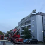 Focul la grătarul cu gaz pe terasa apartamentului din Sibiu, cu flăcări înalte.