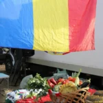 Ferma la piața fermierilor cu roșii proaspete și alte legume expuse pentru vânzare.