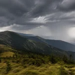 Cer întunecat și nori de furtună în munții din județul Sibiu, avertizare cod galben.