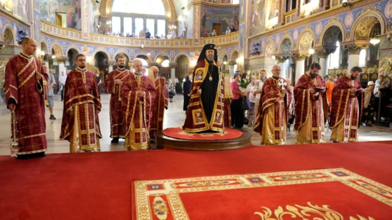 Mitropolitul Laurențiu a oficiat Sfânta Liturghie la Catedrala din Sibiu, de praznicul Tăierii capului Sfântului Ioan Botezătorul