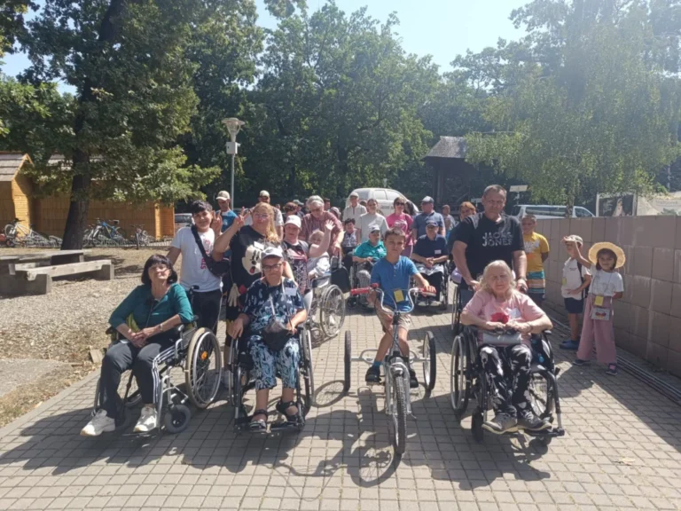 Lecție de incluziune la Sibiu: 60 de persoane cu dizabilități și însoțitori din Cluj au vizitat Muzeul Astra și Grădina Zoologică!