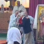 Călin Georgescu și Mitropolitul Ardealului în timpul împărtășirii la Mănăstirea Cârțișoara.
