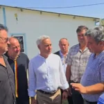 Vizita lui Călin Georgescu la ferma din Cisnădie, prezentând diverse specii de pești exotici în acvariu