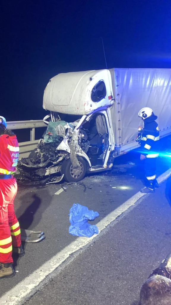 Accident mortal pe Autostrada A1: Un șofer de 34 de ani și-a pierdut viața după ce a intrat cu autoutilitara într-un tir!