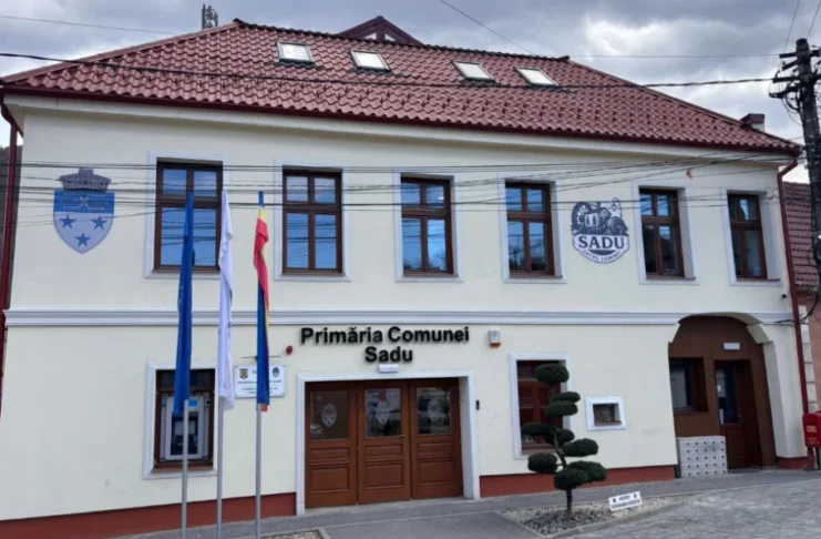 Primăria Sadu și-a făcut publice salariile nete. Primarul Valentin Ivan: 5.651 de lei pe lună