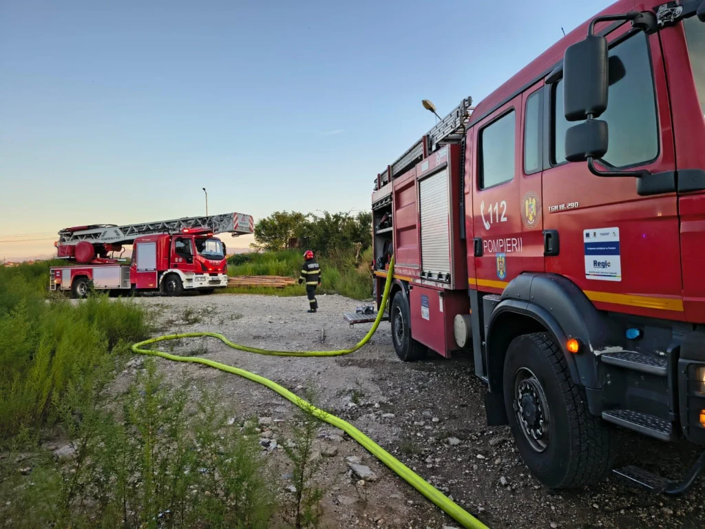 Intervenția pompierilor la incendiu pe strada Rozmarinului din Sibiu, noaptea