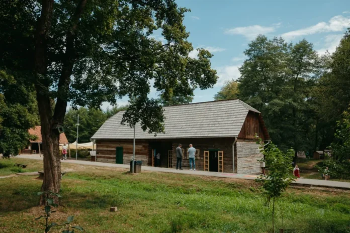 Școala veche din lemn, mutată și reconstruită la Muzeul ASTRA din Sibiu, exemplu de arhitectură populară.