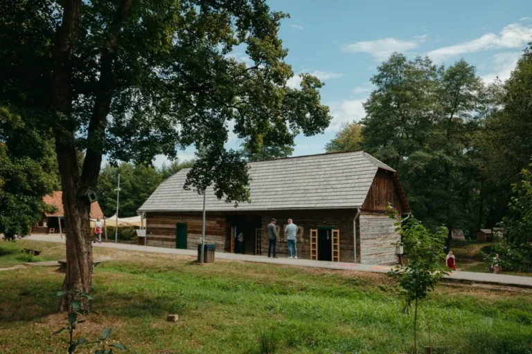 Școala dintr-un sat părăsit din Apuseni a prins o nouă viață la Sibiu. A fost construită din lemnul unor șuri vechi