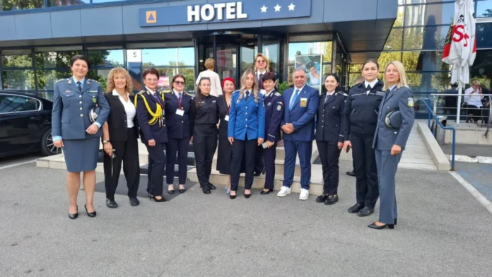 Atmosfera din sală cu participantele la conferința She is IPA ascultând un vorbitor.