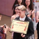 Marele Trofeu al competiției Capitala Muzicală, câștigat de Suceava, expus într-o sală festivă.