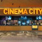 Sala modernă a noului Cinema City Sibiu, cu scaune roșii confortabile