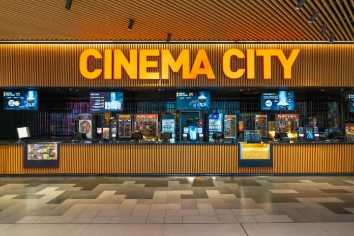 Sala modernă a noului Cinema City Sibiu, cu scaune roșii confortabile