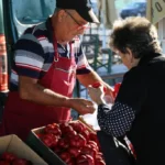 Târgul Producătorilor Sibiu la Obor cu tarabe pline de legume și fructe proaspete de la fermieri locali.