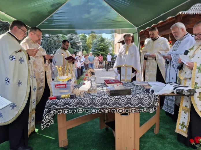 Credincioși participând la liturghie în curtea bisericii spitalului din Sibiu
