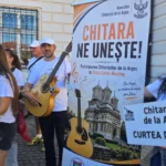 Guitar Meeting Sibiu - chitariști cântând împreună în aer liber, probabil în Piața Mare sau la Șura Culturală