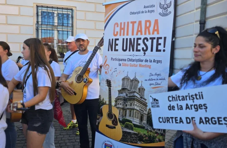 Guitar Meeting a ieșit din Muzeul ASTRA în tot Sibiul. Chitariștii au cântat în autobuz, Piața Mare și la Șura Culturală
