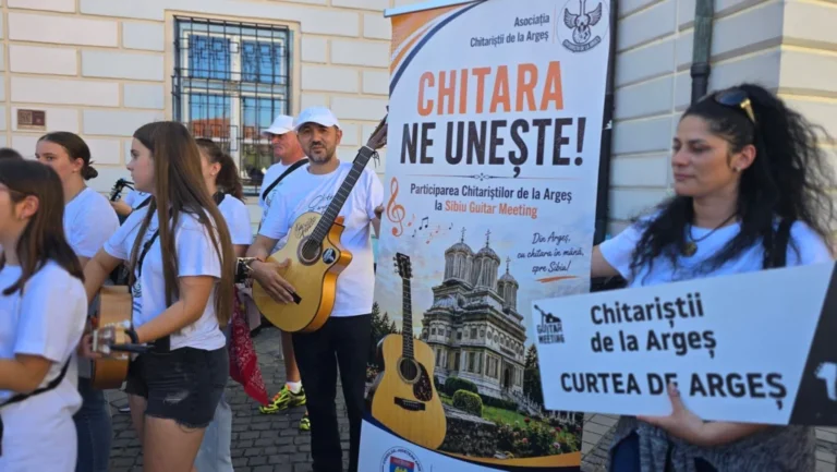 Guitar Meeting a ieșit din Muzeul ASTRA în tot Sibiul. Chitariștii au cântat în autobuz, Piața Mare și la Șura Culturală