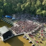 Concertul final al trupei Vița de Vie la Guitar Meeting, pe fondul unei mulțimi entuziasmate.
