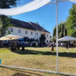 Cafea proaspăt prăjită și măcinată, așteptând să fie preparată la festivalul de cafea Back to Origins