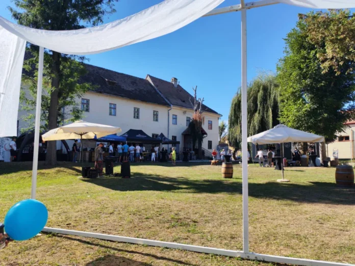 Cafea proaspăt prăjită și măcinată, așteptând să fie preparată la festivalul de cafea Back to Origins