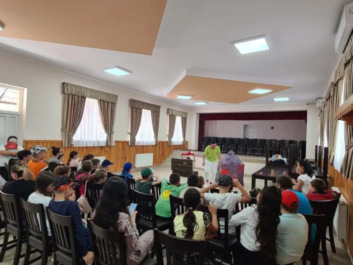 Școala din Râu Sadului, clădirea principală unde se desfășoară învățământul primar.