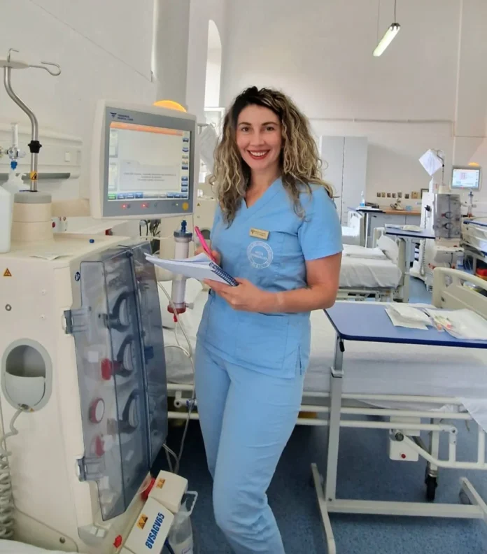 Pacient la hemodializă Sibiu, beneficiind de tratament și îngrijire specializată în sala de dializă