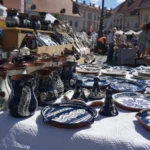 Olar prezentând ceramica tradițională la Târgul Olarilor Sibiu