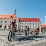 Copii pregătiți pentru Turul Școlilor pe Bicicletă în Piața Mare din Sibiu