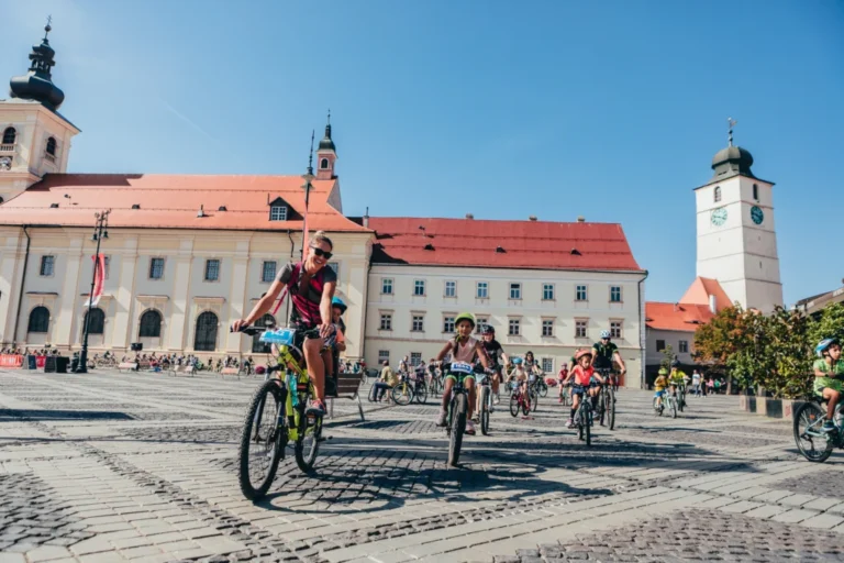 Turul Școlilor pe Bicicletă pornește din Piața Mare și se încheie cu bucate tradiționale la Muzeul ASTRA