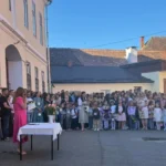Clădirea principală modernizată a Liceului Gustav Gündisch din Cisnădie, vedere exterioară