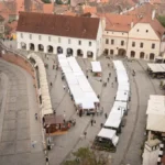 Târgul Creative Buzz Sibiu în Piața Mică, cu tarabe ale artizanilor și public