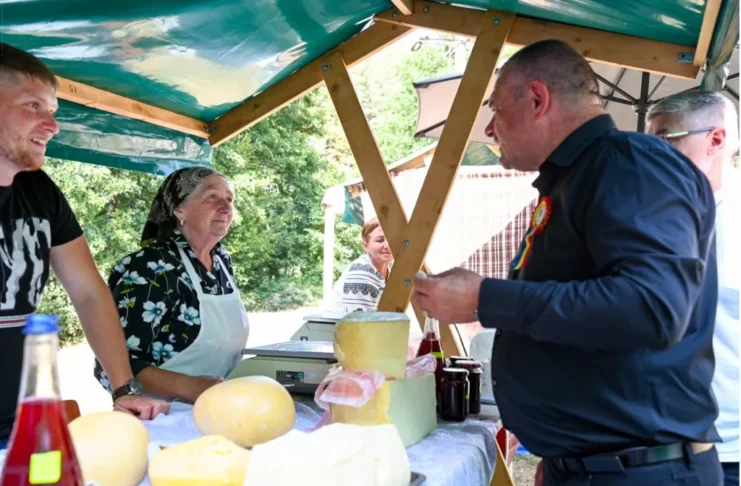Dumitru Beschiu, la Festivalul Brânzei și al Țuicii de la Rășinari: „Sprijinirea producătorilor locali înseamnă sprijinirea comunităților”