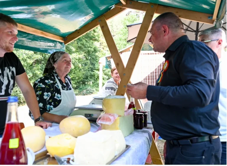 Dumitru Beschiu, la Festivalul Brânzei și al Țuicii de la Rășinari: „Sprijinirea producătorilor locali înseamnă sprijinirea comunităților”