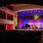 Artist la pian pe scena Sibiu Jazz Festival, în Sala Thalia, în timpul unui concert.