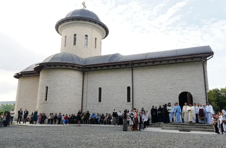 Sute de credincioși la hramul Mănăstirii „Nașterea Maicii Domnului” din Nocrich